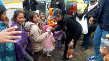 Entregan chocolatada y regalos a madres y niños de comunidad