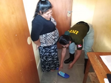 Mujer trata de ingresar supuesta droga en su zapato al EP Huánuco