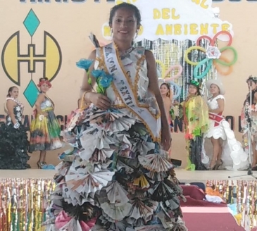 Penal de Pucallpa realiza concurso de vestidos reciclados