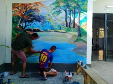 Internos pintan murales