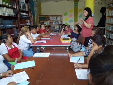 Internas del EP Mujeres Chorrillos se capacitan en taller de microrrelatos