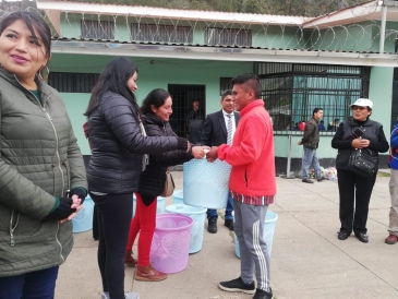Comité de damas de Huancavelica visitó a internos que ingresaron a casa de estudios