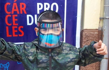 En el penal del Cusco Varones fabrican protectores faciales