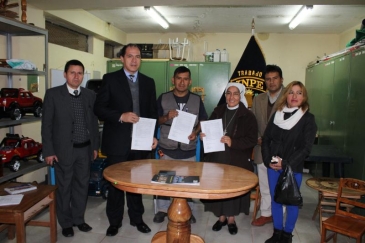 Internos del EP Huancayo fabrican mesas y sillas para institución educativa