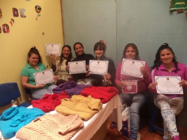 Internas culminan curso de tejido a palitos