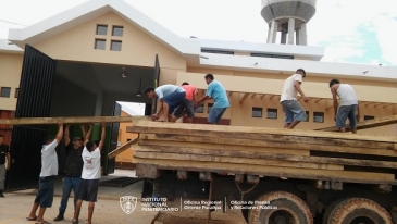 Donan lote de madera a internos