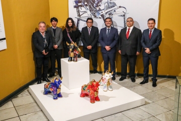 Ministro y funcionarios del MINJUSDH visitan exposición artística penitenciaria