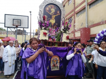 Festiva y sentida procesión del Señor de los Milagros