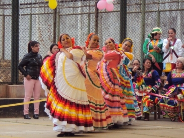Internos celebran Día del Folclor