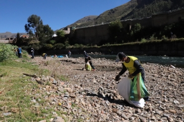 Viceministro de justicia acompaña a ex liberados a limpiar rio de Huancavelica