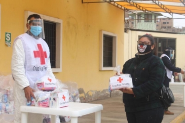 Kits de aseo y protección recibieron internas de tres penales de mujeres