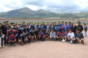 Equipo de futbol Garcilaso visitó penal Cusco