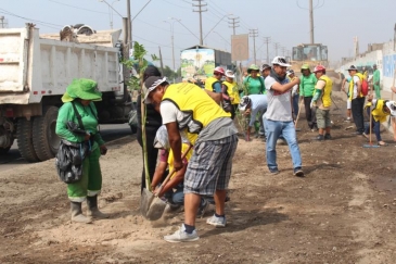Sentenciados a trabajos comunitarios limpiaron avenidas de Santa Anita
