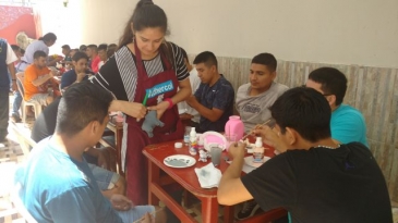 Internos del EP Callao aprenden técnicas de pintado en cerámica