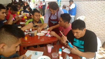 Internos del EP Callao aprenden técnicas de pintado en cerámica