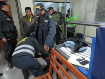 INCAUTAN ARTÍCULOS PROHIBIDOS A EFECTIVO POLICIAL EN EL  PENAL CUSCO VARONES