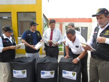 ENTREGAN LIBROS A INTERNOS DEL PENAL DE CHICLAYO