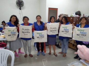 Internas confeccionan bolsas de tela ecológicas