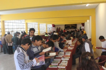 Donan libros a penales de Cusco