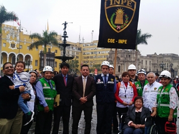 Trabajadores Inpe participaron en simulacro de sismo en la plaza mayor de lima