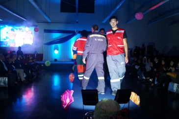 En desfile de modas presentan trabajos