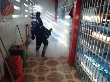 Fumigan penal de Piura para evitar propagación del covid-19