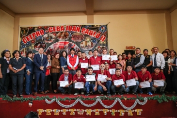 Clausuran año académico e inauguran biblioteca