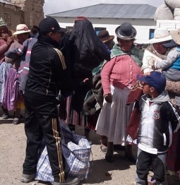 Servidores e internos donan ropa por friaje