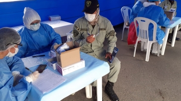 Comando COVID-19 de Camaná y EsSalud toman pruebas rápidas a servidores penitenciarios