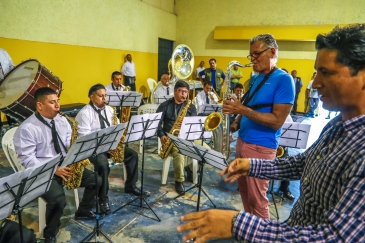 Músico Jean Pierre Magnet dio recital con saxofón en penal Callao