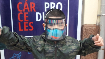En el penal del Cusco Varones fabrican protectores faciales