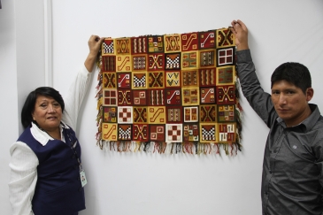 EX INTERNO ARTESANO APOYA CON SU ARTE TEXTIL A COMPAÑEROS Y COMUNIDAD