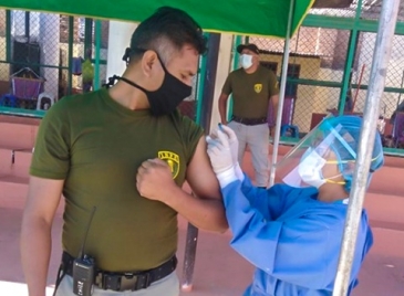 Campaña de vacunación en penal de Huanta beneficia a internos y servidores