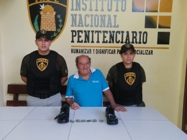 En zapatillas pretenden ingresar supuesta droga al penal Jaén