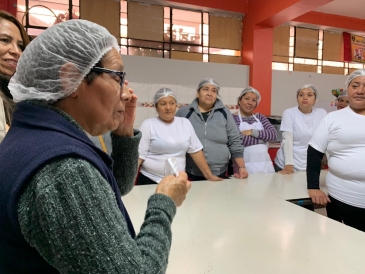 Doña Grimanesa enseñó a preparar anticuchos a internas del EP Mujeres de Chorrillos