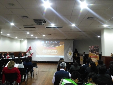 Servidores participan en seminario de gestión de violencia familiar