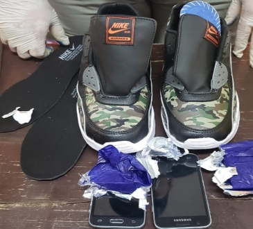 Pretenden ingresar celulares camuflados en zapatillas