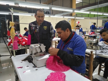 Internos del EP Lurigancho elaboran prendas para mascotas