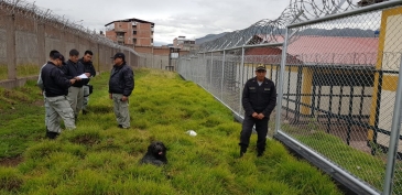 HALLAN SUPUESTA DROGA, CELULARES Y ACCESORIOS LANZADOS EN TERRENO DEL EP CUSCO VARONES