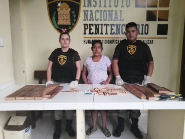 Madre de interno pretende ingresar droga escondida en madera