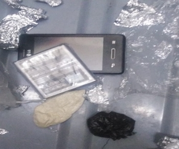 En el EP Cochamarca mujer trató de ingresar un celular y droga