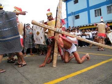 Escenifican Vía Crucis en penal Huancayo