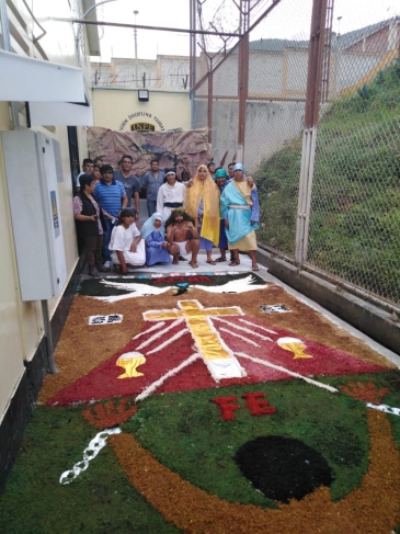 Concurso de alfombras florales puso a funcionar la creatividad de internos del EP Huánuco