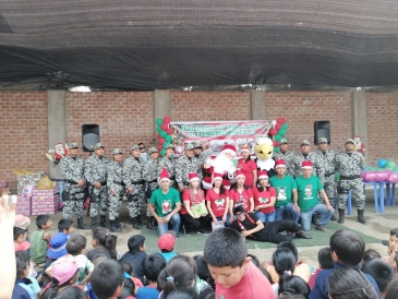 Personal del GOES lleva la navidad a niños en Jicamarca