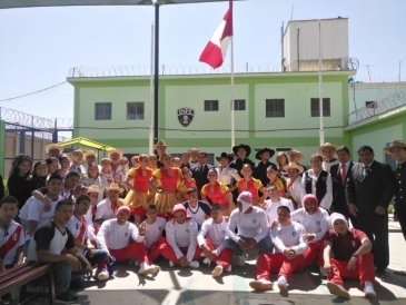 Internos reciben visita de delegaciones de danzas de Colombia y México