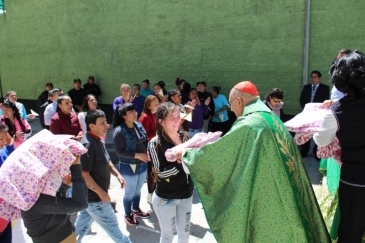 TRABAJADORES E INTERNAS DEL PENAL CONCEPCIÓN RECIBEN VISITA DEL CARDENAL PEDRO BARRETO JIMENO