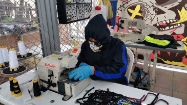 Internos del penal Callao confeccionan singulares mascarillas