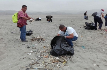 INPE participa en limpieza de playa