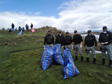 Servidores del penal Cochamarca participan de limpieza de lago