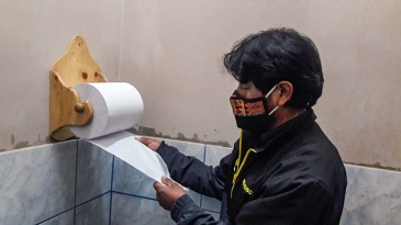 Internos del penal Cusco Varones fabrican portapapeles